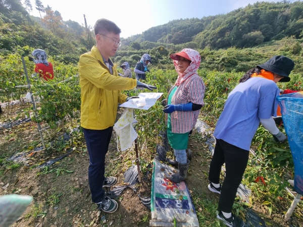 16일 농업기술원 자원경영과와 농촌진흥청 농촌자원과 직원들이 임실 고추재배 농가를 방문해 현장활동을 실시하고 있다.